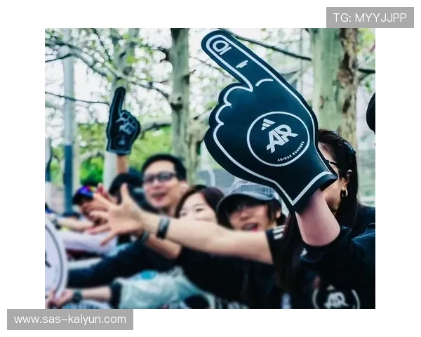 职超联赛总决赛现场 球迷自制助威道具营造热烈氛围