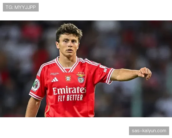 曼联公布大名单，伤病潮或迫使滕哈赫启用三中卫体系